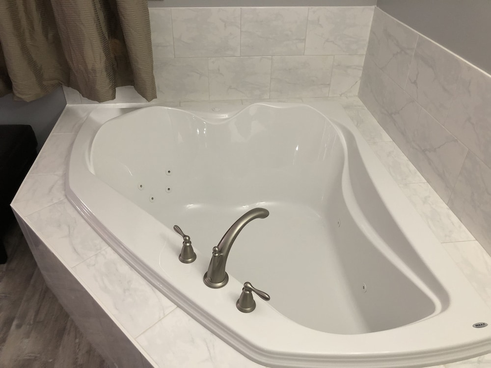 Suite, 1 King Bed, Non Smoking, Jetted Tub photo 3