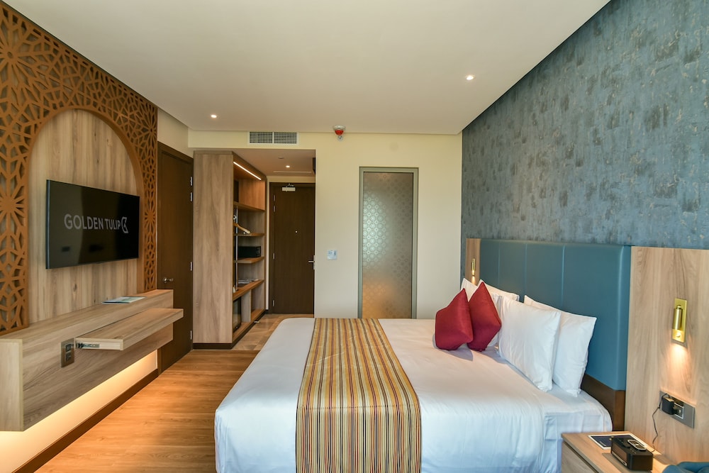Deluxe Room, 1 King Bed, City View - Photo 4
