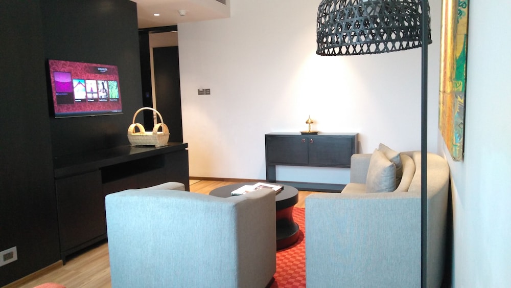 Premium Suite, 1 King Bed, Hill View photo 3