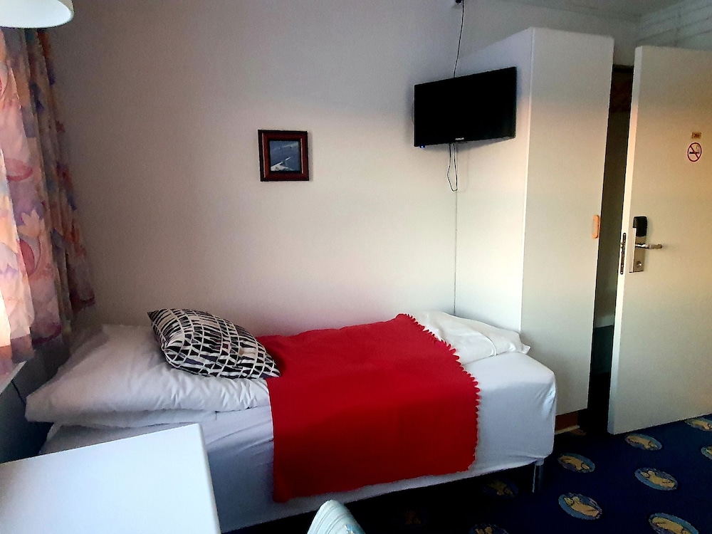Standard Twin Room, Private Bathroom photo 2