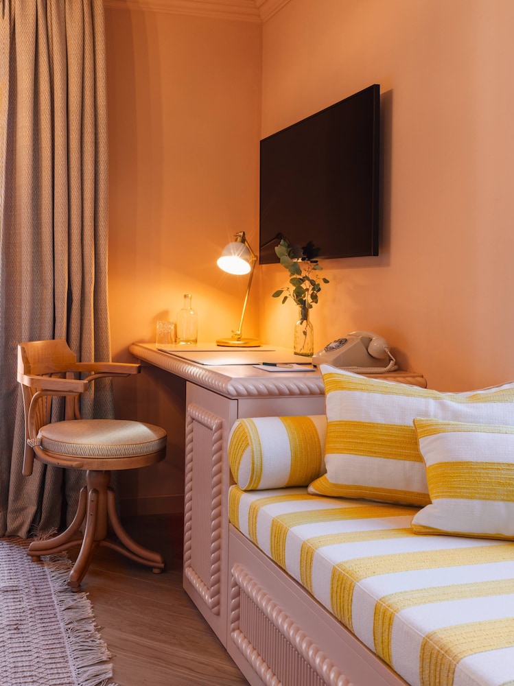 Single Room thumbnail 6