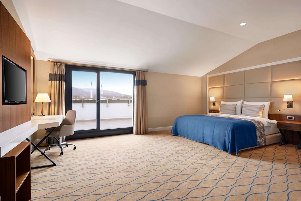 Suite, 1 King Bed, Smoking photo 3