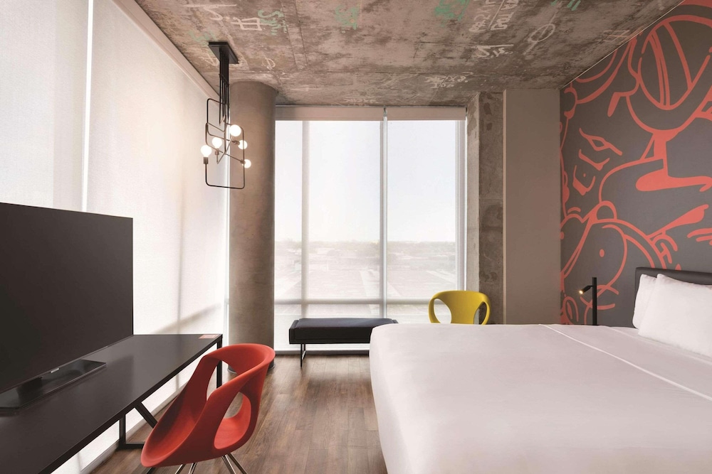 Room, 1 King Bed, Accessible, Corner (Non-Smoking) photo 2