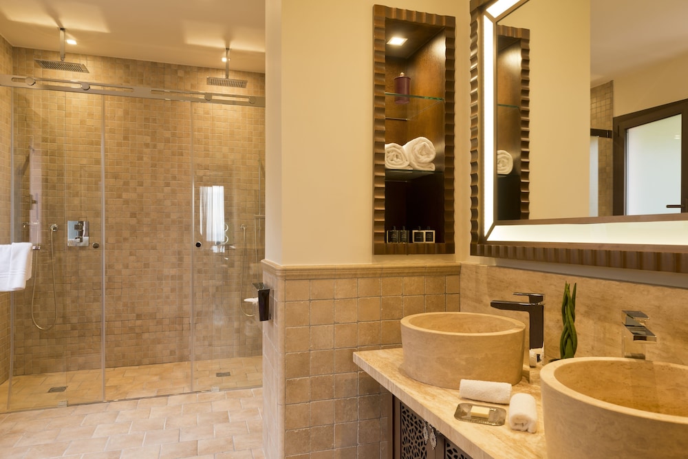 Suite, 1 King Bed, Balcony (Or Terrace) - Photo 4