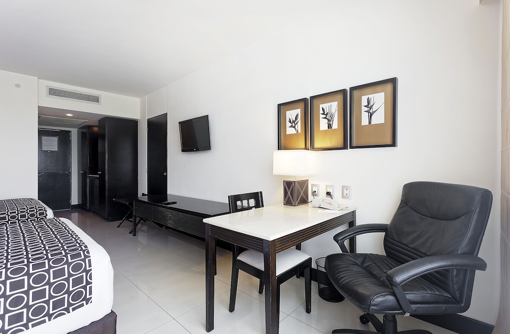 Junior Suite, 2 Queen Beds (Crowne) - Photo 5