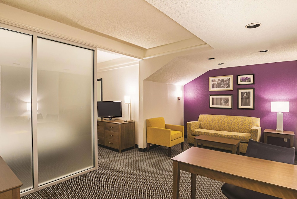 Junior Suite, 1 King Bed, Non Smoking - Photo 3