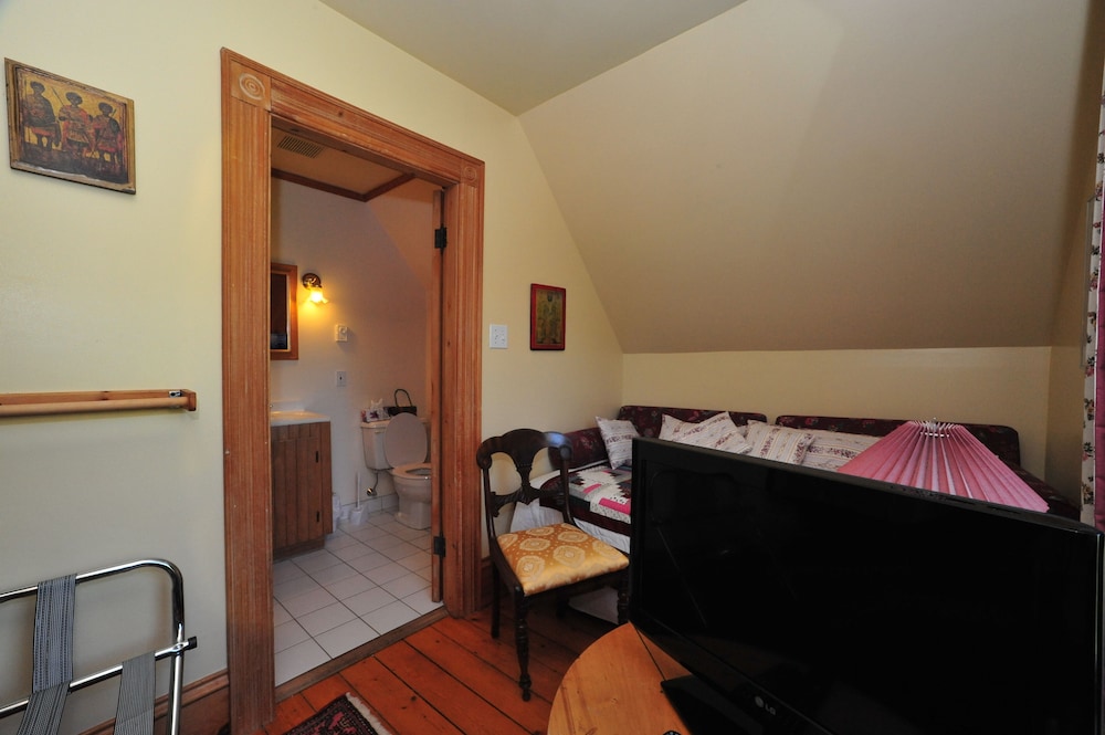 Family Room (Two Double Beds and One Single Bed) photo 3
