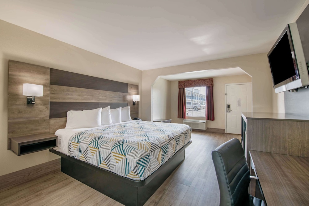 Deluxe Room, 1 King Bed, Accessible, Non Smoking - Photo 1