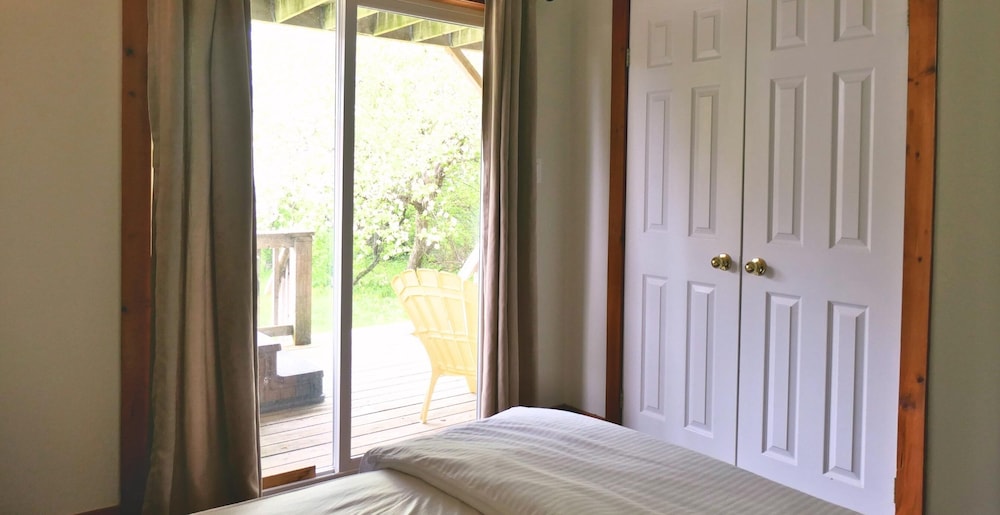 Cottage, Multiple Bedrooms, Kitchen (Linen & Towels Not Included) photo 3
