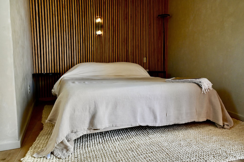 Classic Room, 1 Queen Bed, Private Bathroom, Corner photo 1