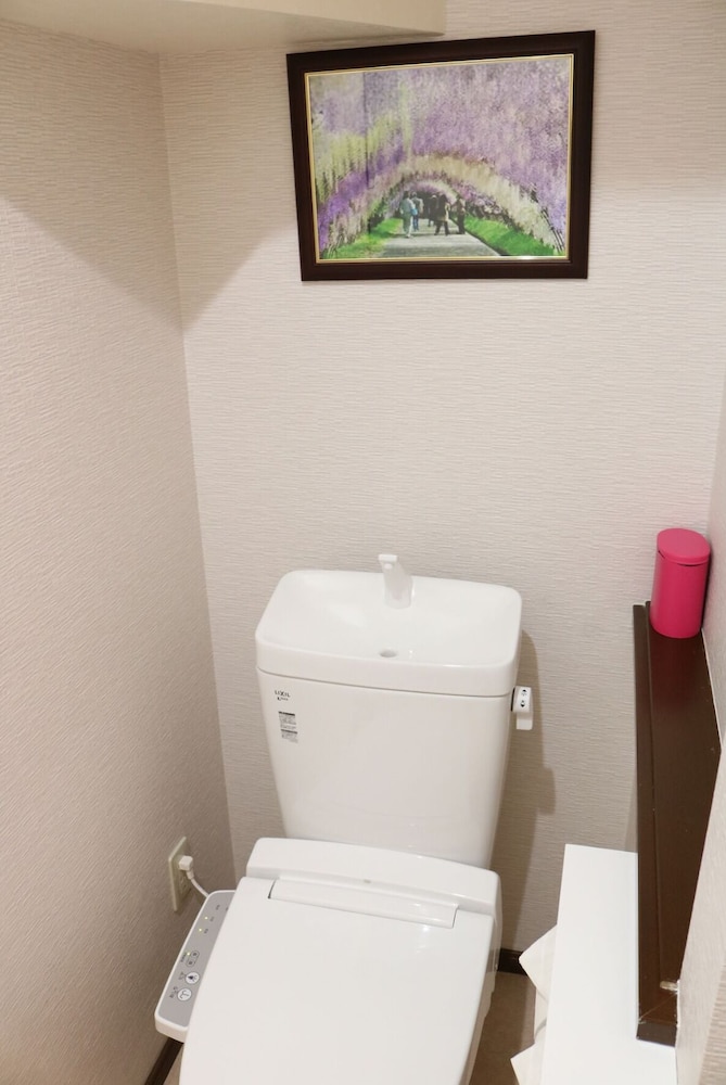 Basement 1 (Shared Bathroom) photo 2