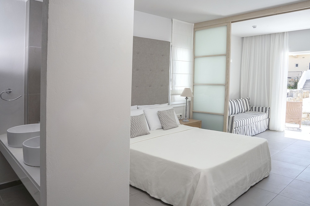 Double or Twin Room, Garden View thumbnail 6