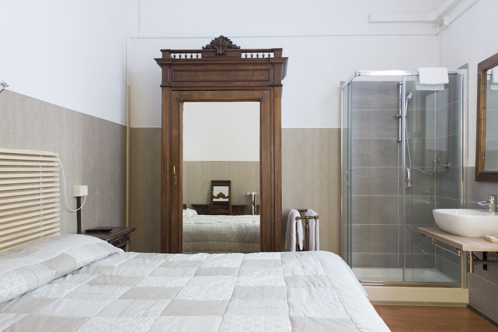 Double or Twin Room, Shared Bathroom photo 2