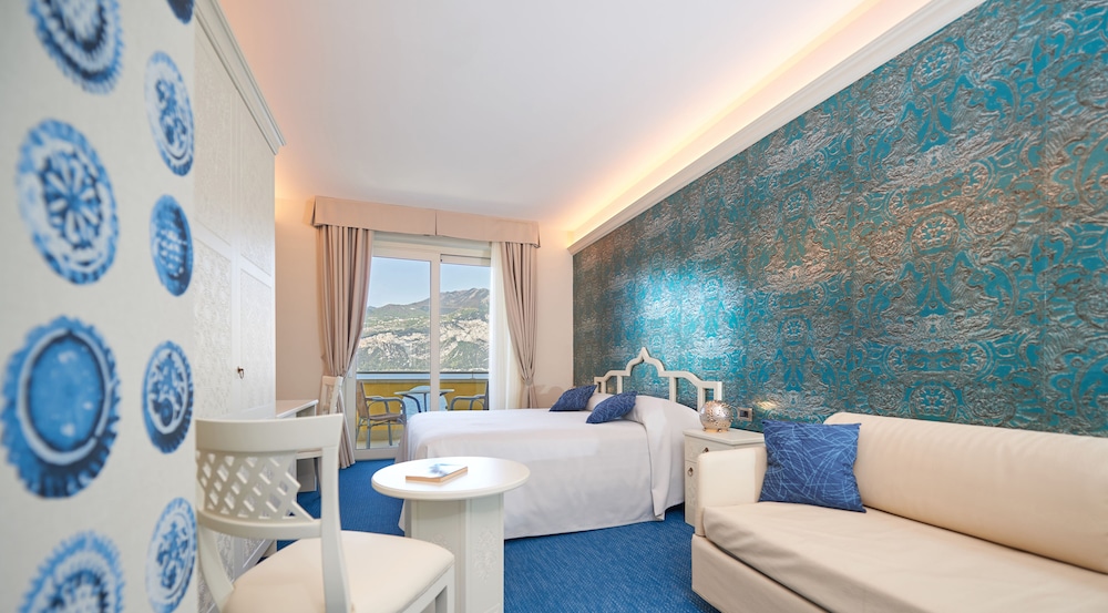 Junior Suite, Balcony, Lake View (Italian Prestige, 4 people) photo 3