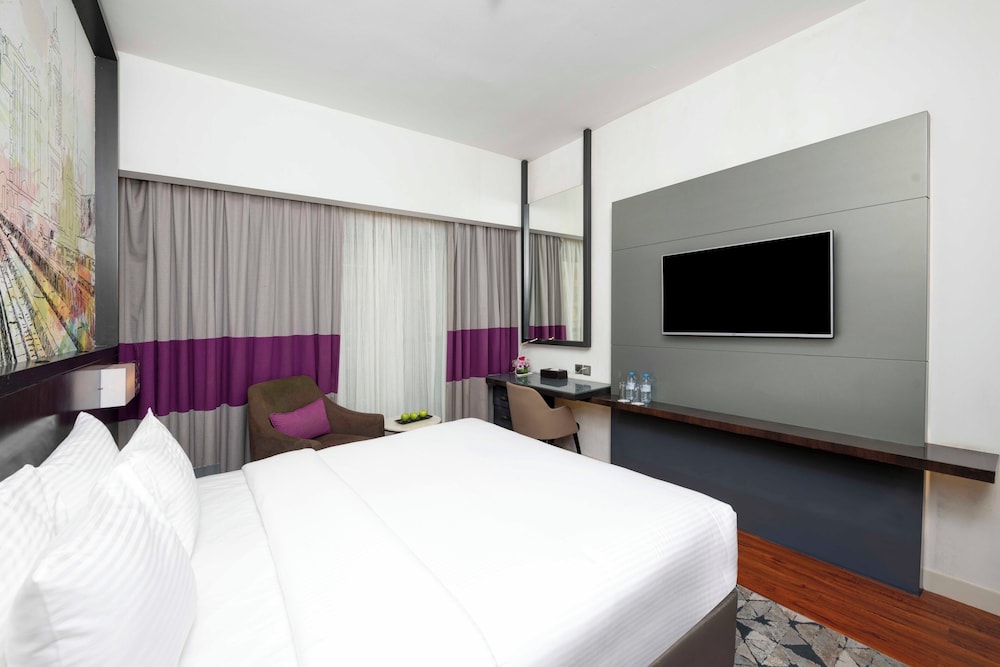 Deluxe Room, 1 King Bed, Non Smoking photo 3