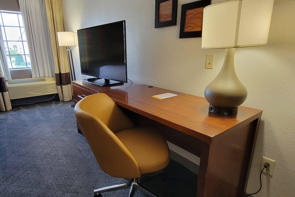 Business Suite, 1 King Bed with Sofa bed, Non Smoking - Photo 6