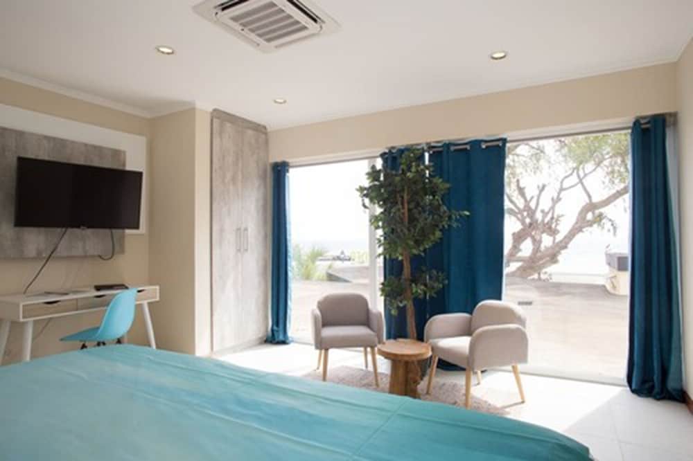 Deluxe double room part bay view
