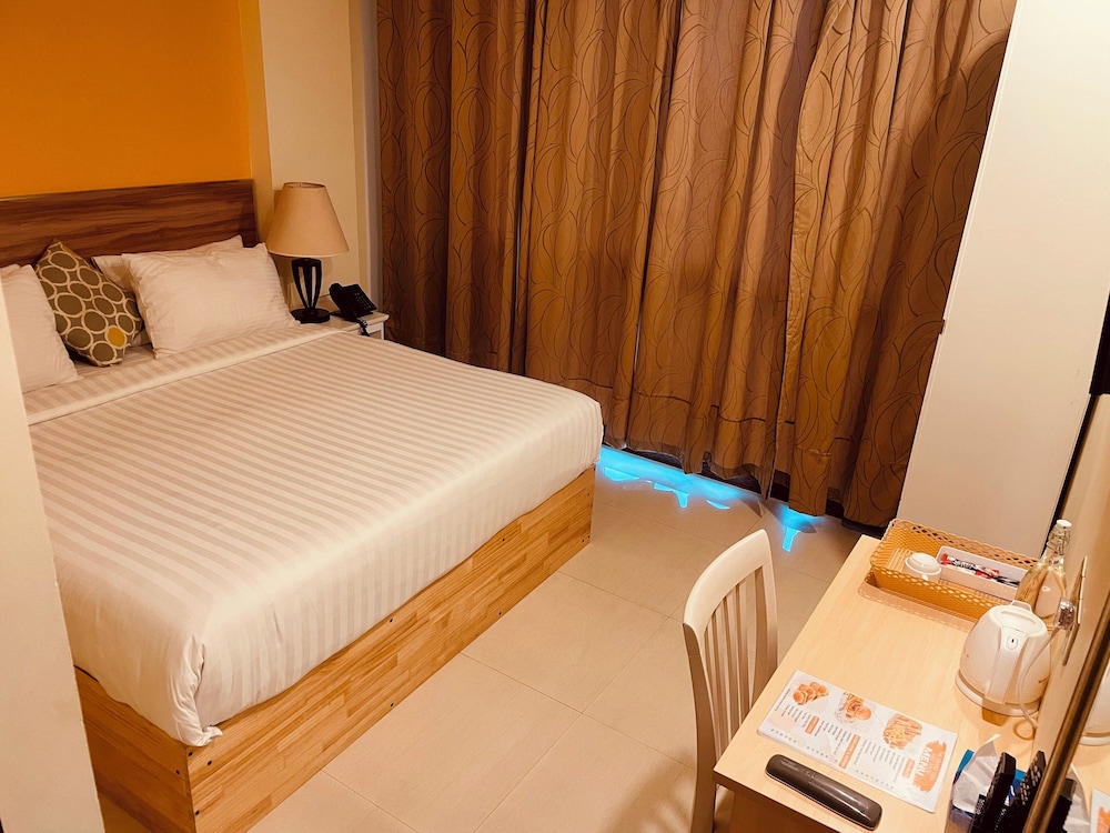Deluxe Double Room, 1 King Bed, City View photo 3