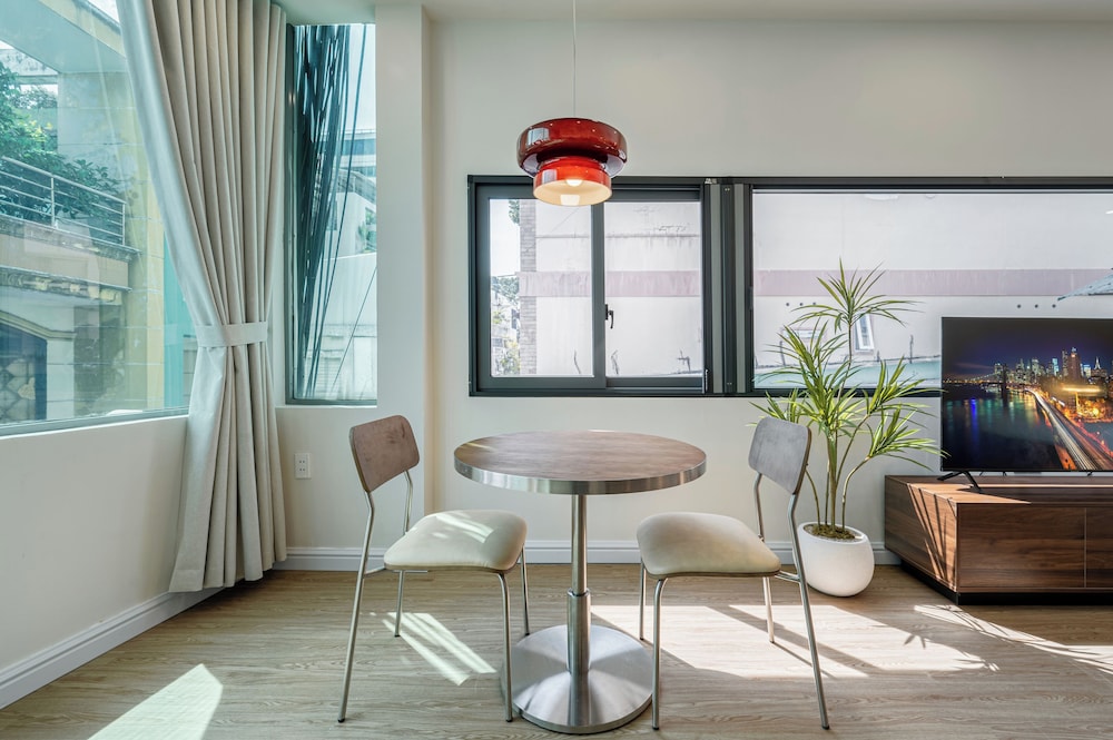 Signature Studio Suite, 1 King Bed with Sofa bed