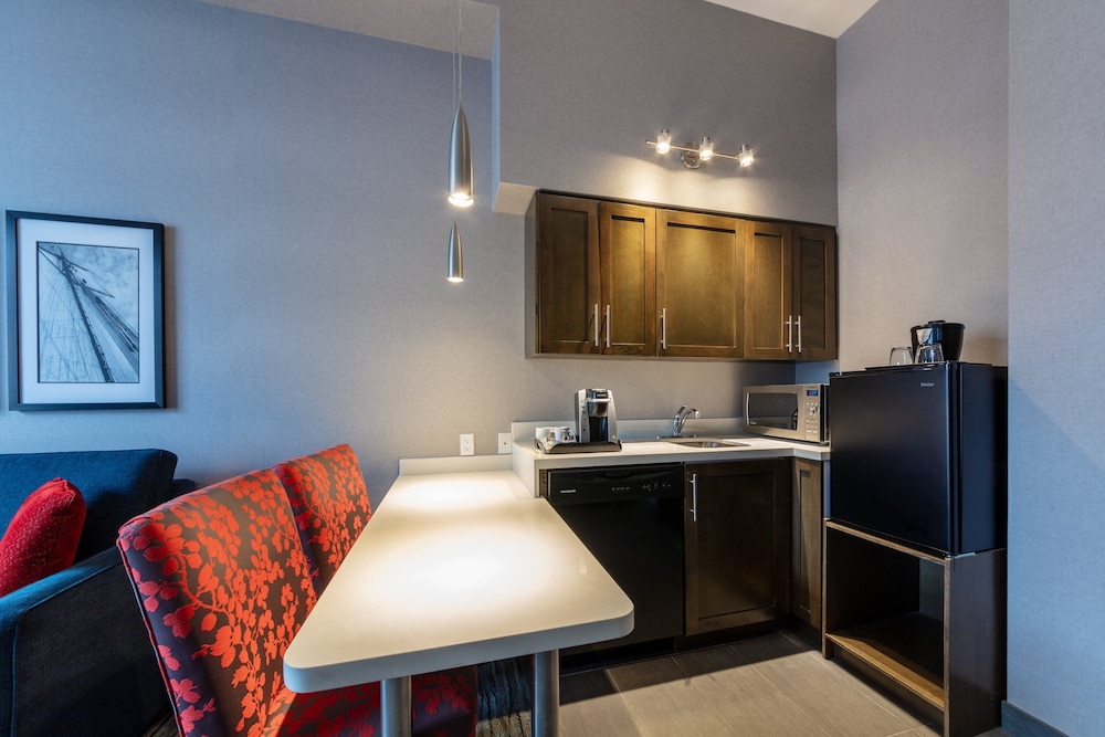 Suite, 1 Bedroom, Kitchen - Photo 2