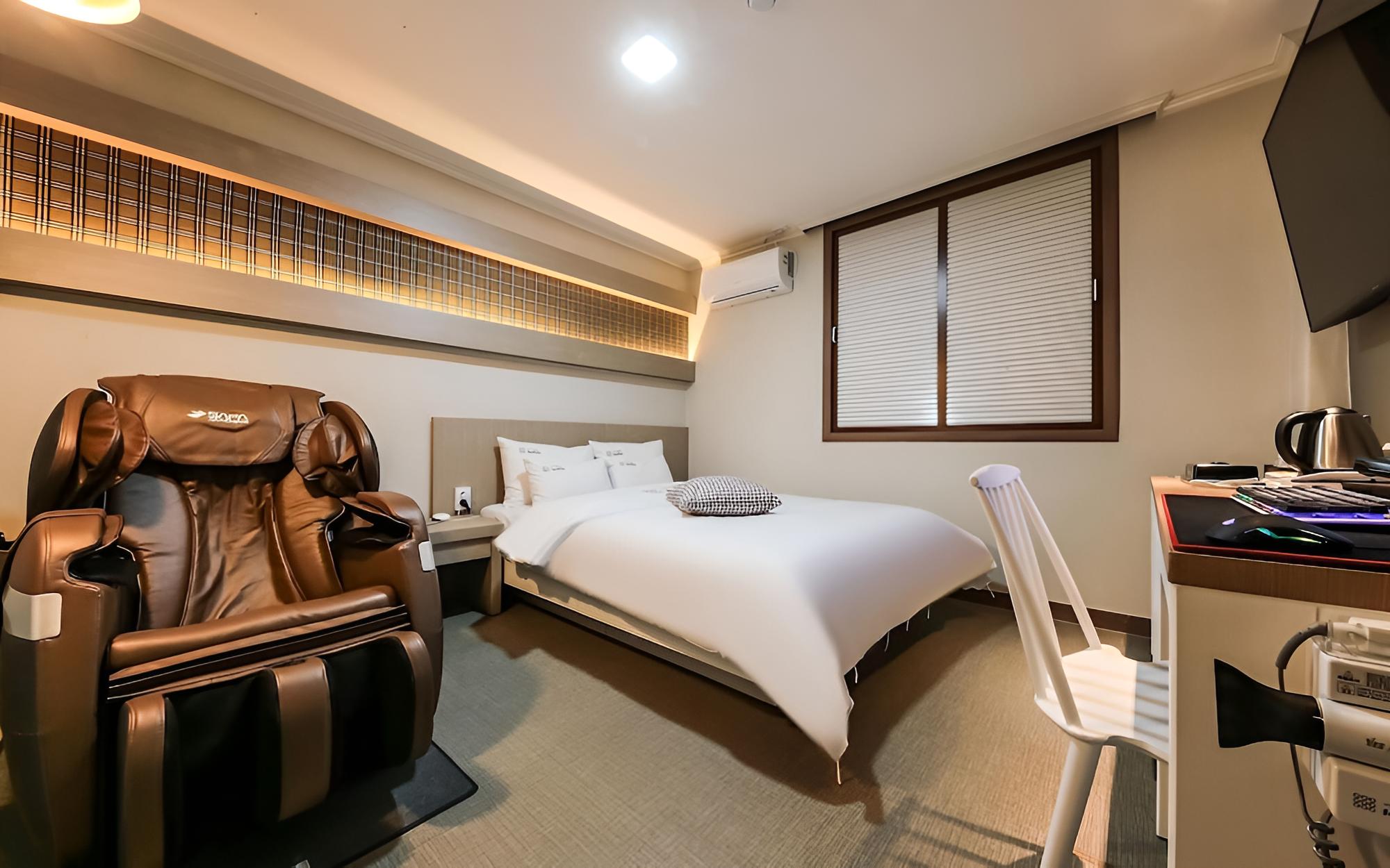Room (Nice room (massage chair air purifier) - Photo 1