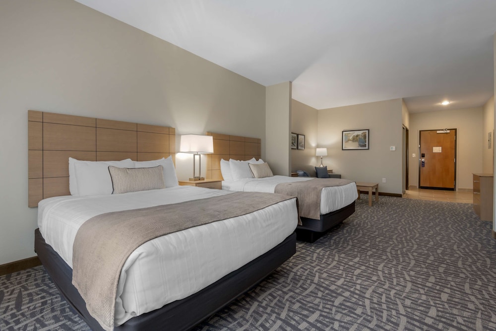 Suite, 2 Queen Beds, Refrigerator & Microwave (with Sofabed) - Photo 1