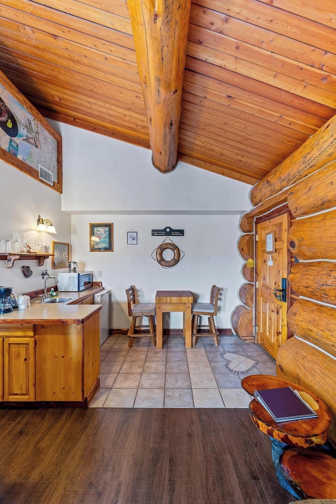 Honeymoon Suite, 1 King Bed, Lake View (Honeymoon Suite) photo 1