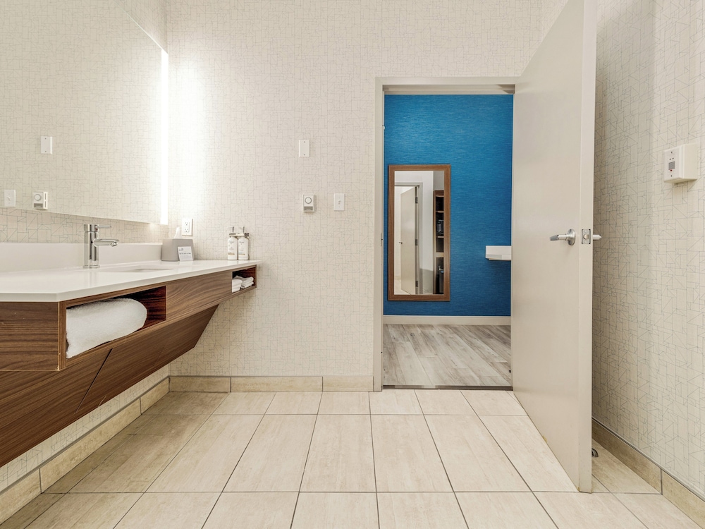 Standard Room, 1 Queen Bed, Accessible photo 2
