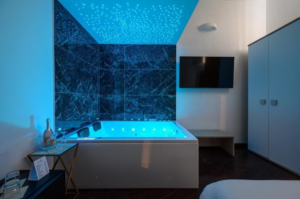 Exclusive Double or Twin Room, 1 Queen Bed, Hot Tub, City View photo 2