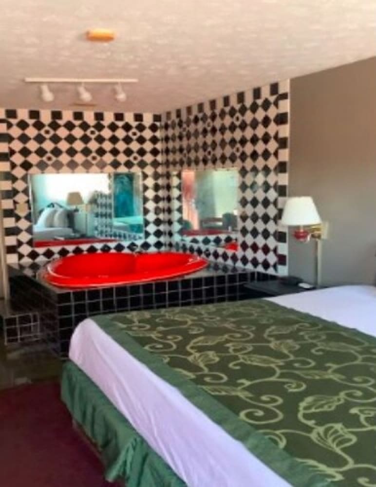 Room, 1 King Bed, Jetted Tub photo 1