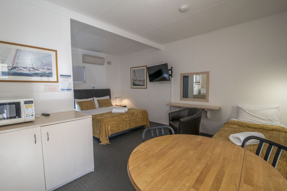 Deluxe Room, Non Smoking (Queen Delux with 1 single) photo 1