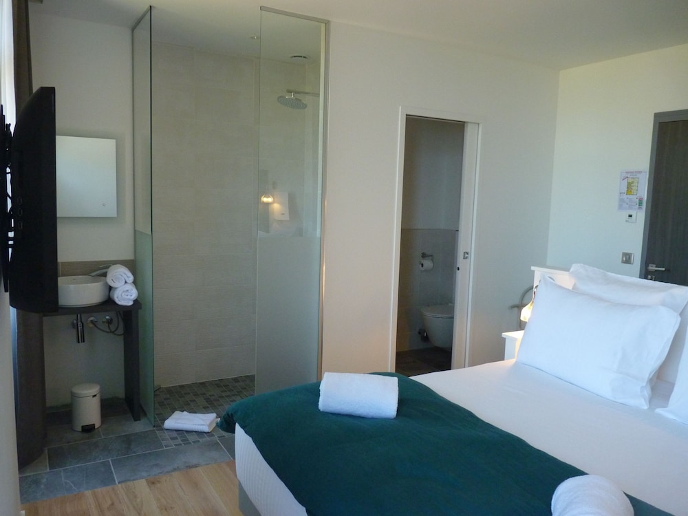 Standard Double Room, Non Smoking, Partial Sea View photo 2