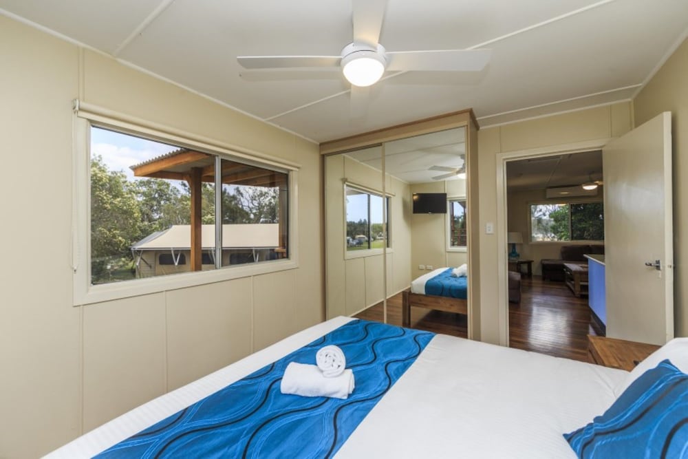 Deluxe Cabin - Sleeps 4 - Dog Friendly photo 1