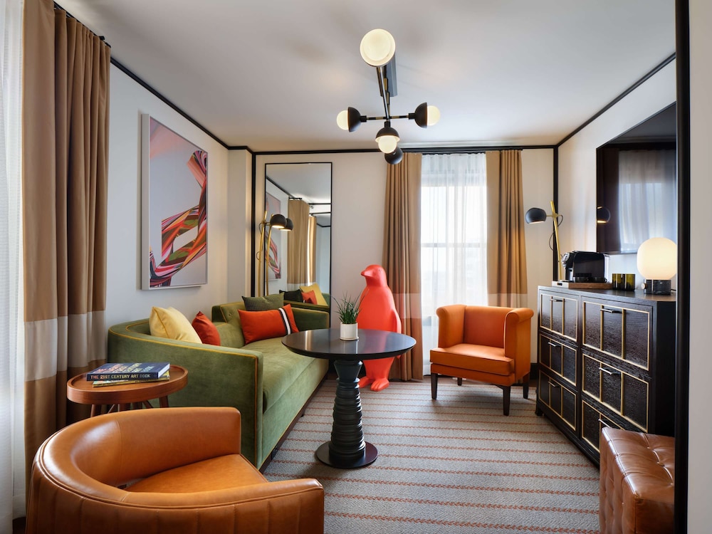 Suite, 1 King Bed photo 3