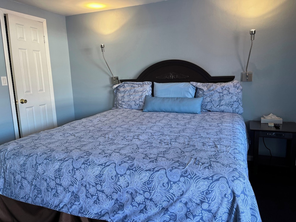 Basic Room, 1 King Bed photo 1