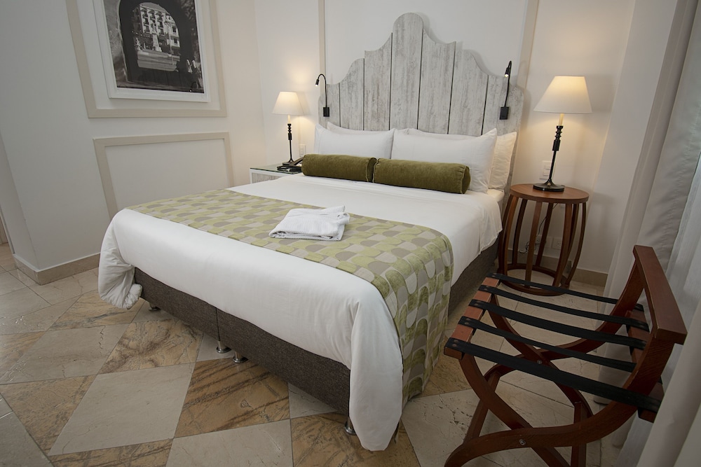 Premium Room, 1 King Bed, Non Smoking - Photo 7