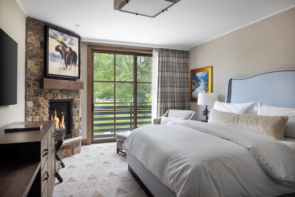 Room, Balcony (King Fireplace)