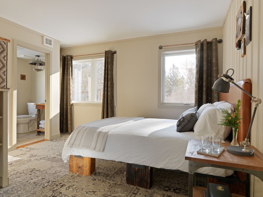 Barn: 1 Queen (1st Floor)