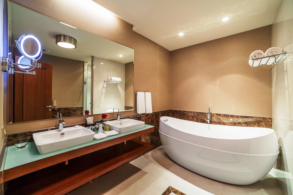 Deluxe Double Room, 1 King Bed, Bathtub, City View