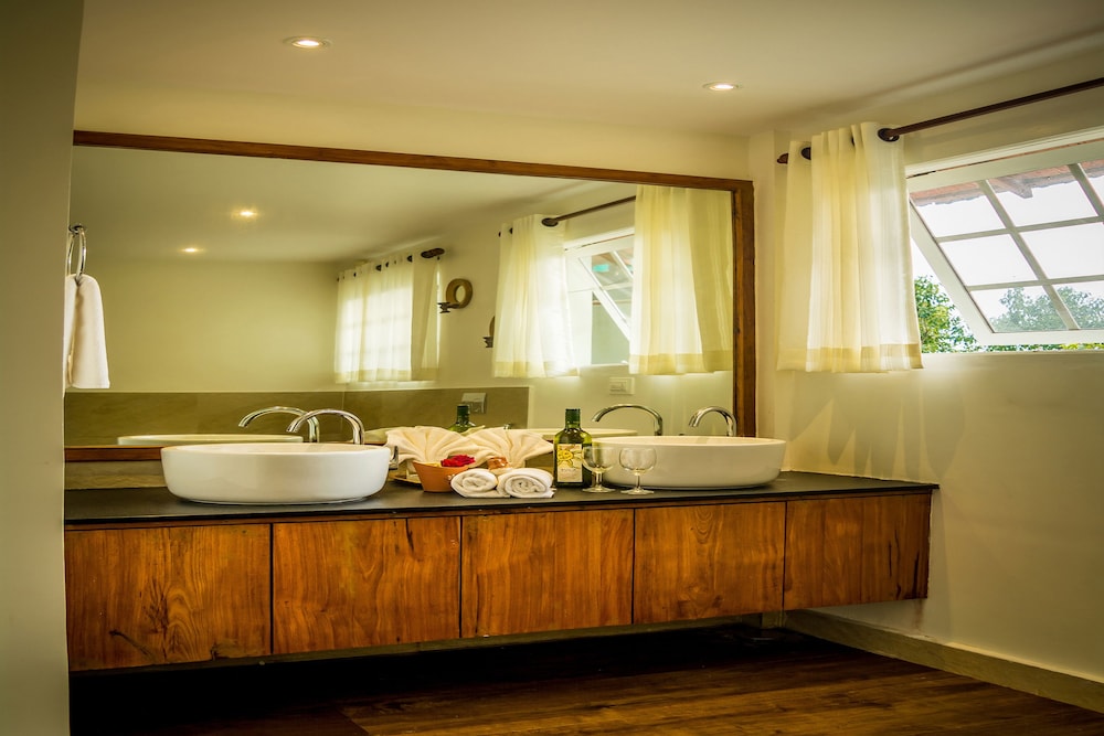 Valley Facing Suite with Bathtub - Photo 9