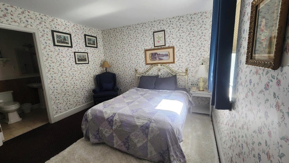 Comfort Room, 1 Queen Bed, Non Smoking, Private Bathroom (Room 11)