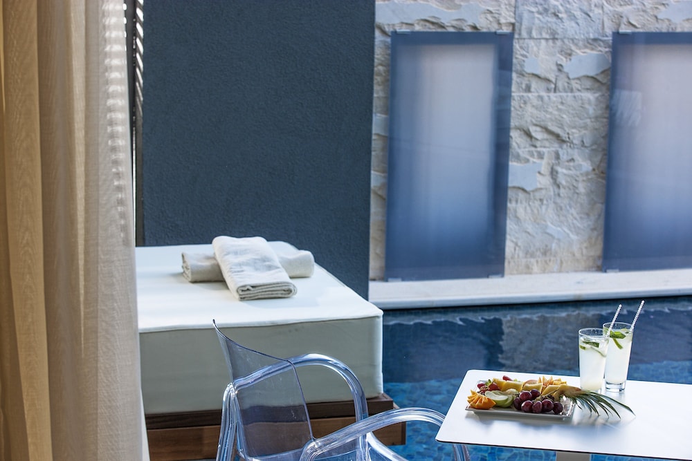 Pool Signature Suite - Photo 5