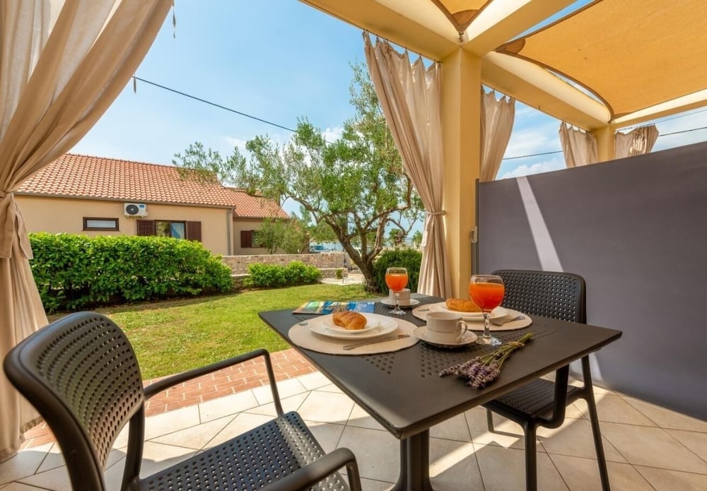 Studio (Bosko - 30m from the sea with parking)