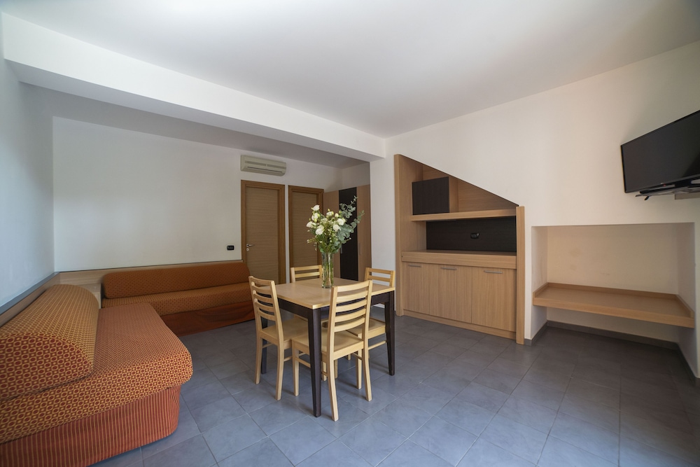 Family Room (2 adults + 3 children) photo 2