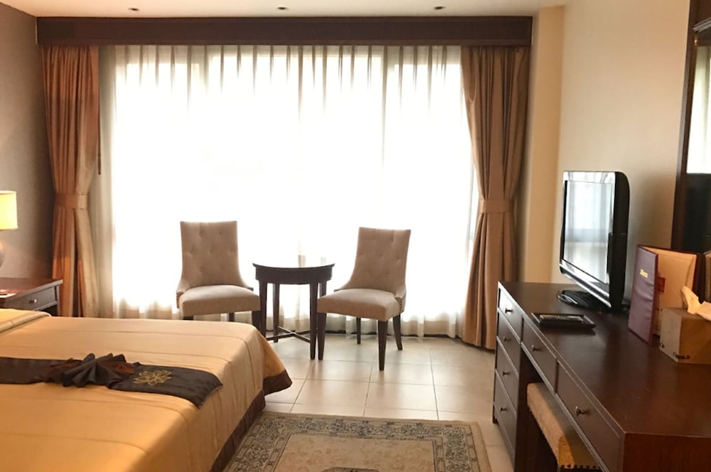 Deluxe Room with Bathtub photo 3