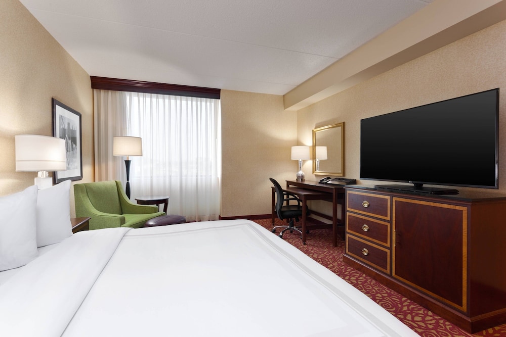 Club Room, 1 King Bed (Hearing Accessible) - Photo 4