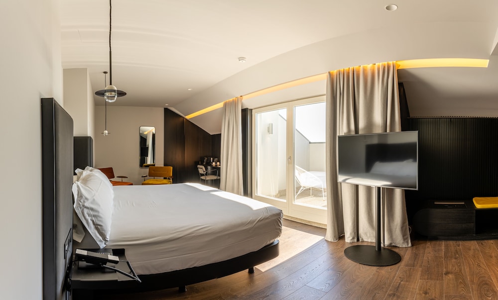 Suite, Balcony, City View - Photo 3