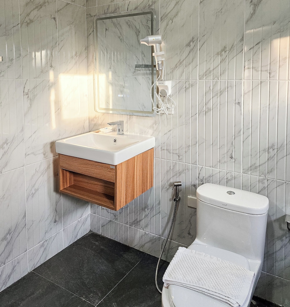 Deluxe Room with Bathtub - Photo 2