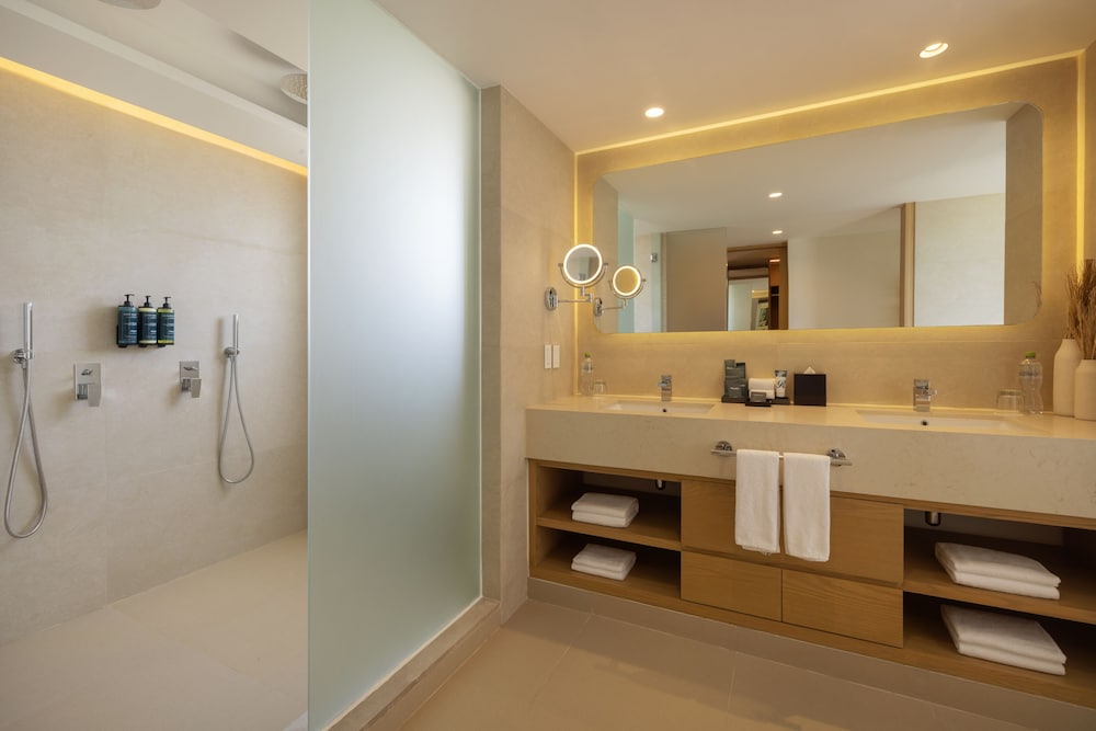Luxury Sky Chairman Suite Two Bedroom Ocean Front Diamond Club - Photo 27