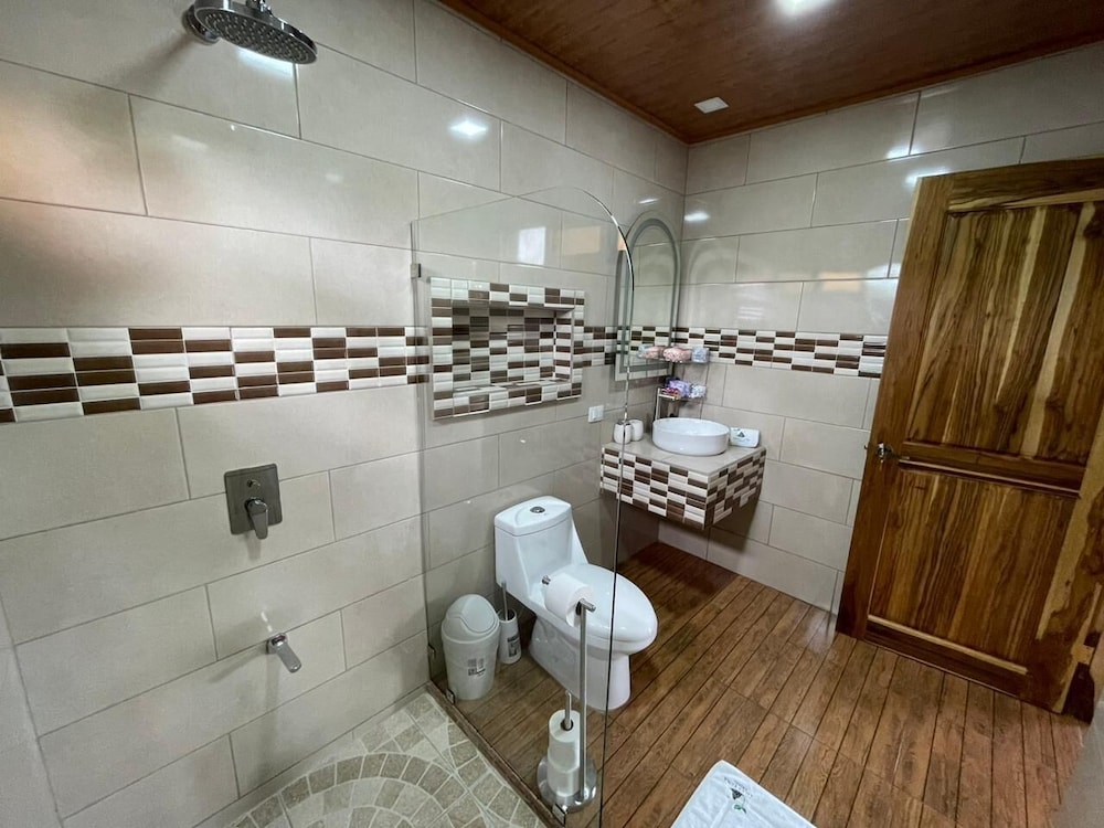 Deluxe Double Room, 1 King Bed, Non Smoking, Mountain View photo 3